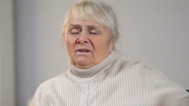 Senior Deficiente Senhora Sofrendo Dor Coração Olhando Para Medicação Mesa — Vídeo de Stock