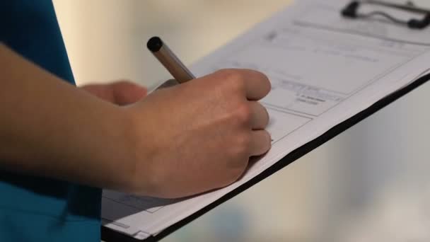 Médecin femme faisant des dossiers, écrivant la prescription de médicaments, gros plan 