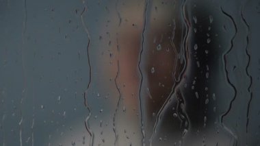 Zavallı yaşlı kadın yağmurlu pencere ve ağlıyor, yalnızlık ve depresyon seyir