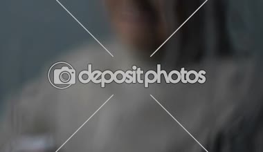 Gri yağmurlu pencere ağlama ve gözyaşları, keder silerek çaresiz yaşlanma kadın