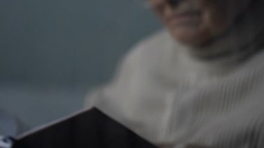 Depresif dalgın yaşlı Bayan yağmurlu pencere, eski anıları yakınındaki günlüğünü okumaya