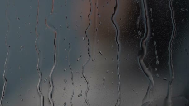 Nešťastná Dáma Plakat Při Pohledu Deštivé Šedé Okno Cítil Osamělý — Stock video