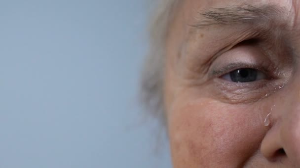 Niezadowolony Płacz Pomarszczony Starszych Kobiet Patrząc Kamery Pół Twarz Zbliżenie — Wideo stockowe
