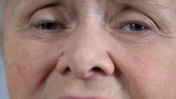 Депресивний Зморщений Старший Жінка Плаче Дивиться Камеру Обличчя Крупним Планом — стокове відео