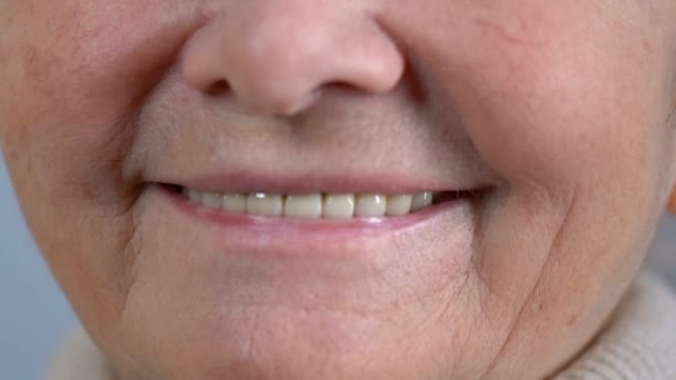 高齢者の女性が良い健康な歯 歯科口腔ケアとカメラに笑顔 — ストック動画