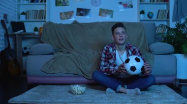 Duygusal öğrenci izlerken futbol maç TV, Milli takım oyunu kazanma