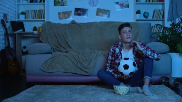 Adolescent Anxieux Regarder Match Football Télévision Malheureux Avec Équipe Perdant — Video