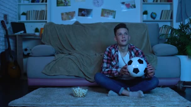 Emotionele Student Kijken Voetbalwedstrijd Nationale Ploeg Winnen Game — Stockvideo