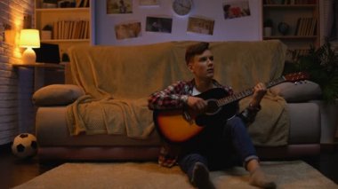 Evde gitar solak genç öğrenci ders hobi sonra rahatlatıcı