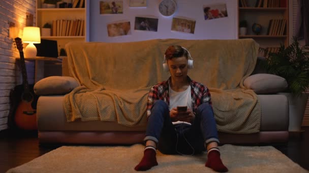 Підліток Навушниках Слухає Музику Спілкується Друзями Телефону Гаджет — стокове відео
