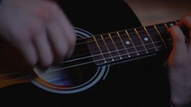 Genç erkek akustik gitar çalmak hakkında müzisyen kariyer, closeup hayal