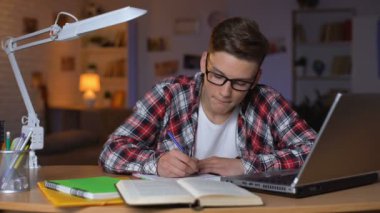 Genç çocuk Özet test projesi üniversite eğitim yapmak için hazırlanıyor yazma