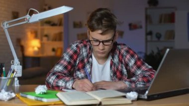 Endişeli genç öğrencisi kağıt yırtılma zor matematik atama çözmeye çalışıyor
