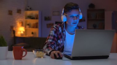 Dizüstü bilgisayar oyunu oynamak ve aperatifler, bağımlılık yeme adadığına teen