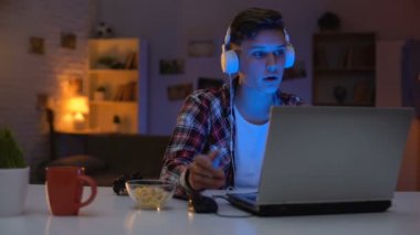 Oynayan ve boş zaman akış bilgisayar oyunu yorum heyecanlı genç çocuk