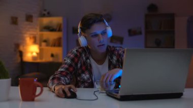 İnternet'te sörf, abur cubur yemek ve israf zaman, erteleme sıkılmış genç