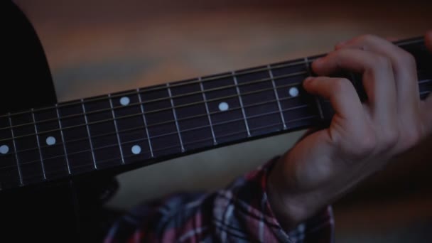 若い男で有名になることを夢見てギターをプレイする練習 音楽のレッスン キャリア — ストック動画