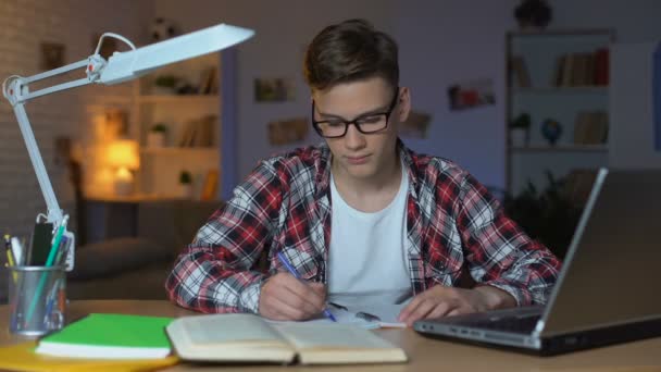 Intelligenter Student Mit Brille Beendet Hausaufgaben Und Zeigt Daumen Hoch — Stockvideo