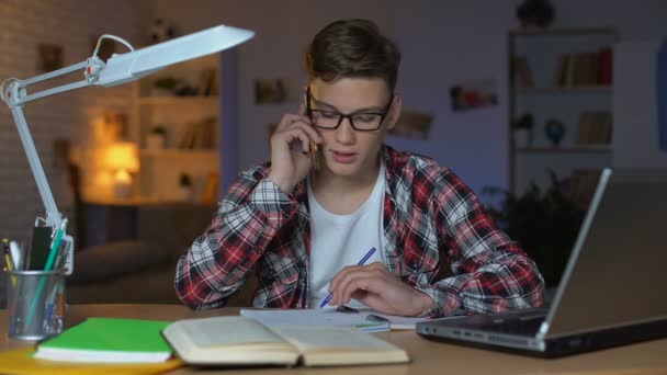 Studente Adolescente Mancino Che Parla Telefono Con Demonio Prepara Test — Video Stock