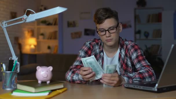 Підліток Підрахував Доларові Купюри Поклав Скарбничку Першу Зарплату — стокове відео