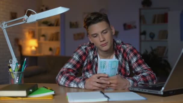 Adolescente Contando Billetes Euros Pensando Una Nueva Compra Soñando — Vídeo de stock