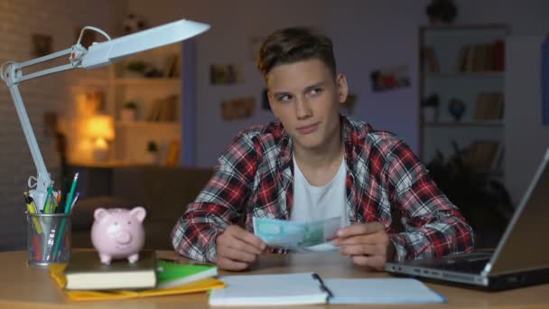 Підліток Тримає Банкноту Євро Поклавши Скарбничку Фінансова Освіта — стокове відео