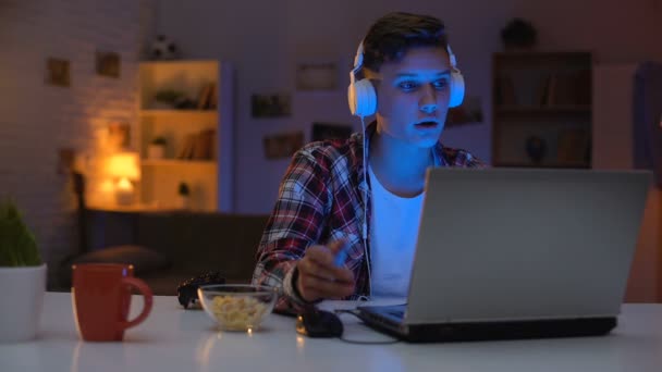 兴奋的十几岁的男孩玩和评论电脑游戏流式休闲时间 — 图库视频影像