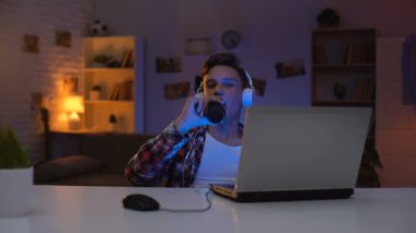 Dizüstü bilgisayar film izlerken, bira içiyor, abur cubur yeme, boşa zaman genç çocuk