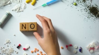Hiçbir ilaç ifade ahşap küpleri, kötüye kullanımı ve bağımlılığı kavramı, sosyal sorunlar