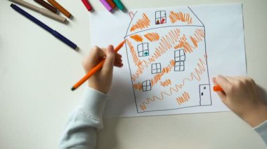 House, çizim çocuk kalp işareti ve aile kelime küpleri koyarak, yetim