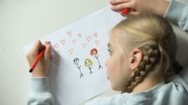 Küçük kız boyama aile kalp ile işaretler, ailesi hakkında rüya yetim