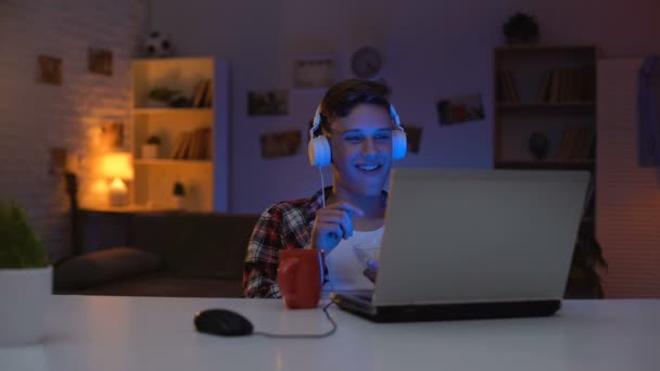 Tiener Jongen Kijken Naar Grappige Show Laptop Eten Snacks Vrijetijd — Stockvideo