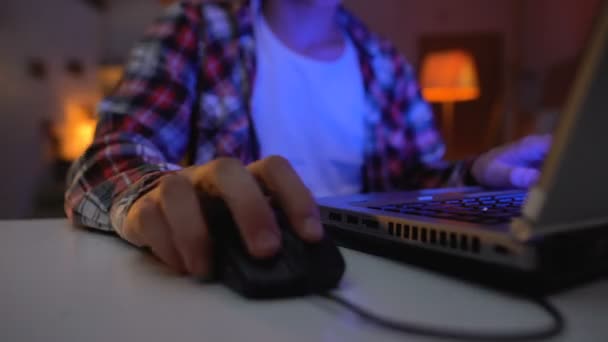 神经上瘾者拿着电脑鼠标的手 在笔记本电脑上玩电子游戏 — 图库视频影像