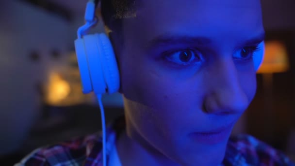 Adolescente Colocando Fones Ouvido Jogando Videogame Cybersports Lazer — Vídeo de Stock