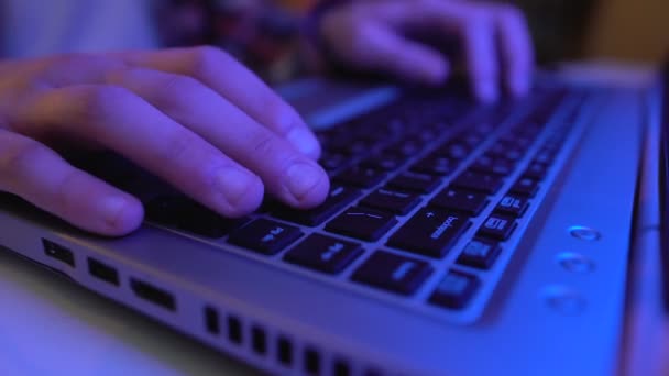Mężczyzna Ręce Gry Komputer Gry Zbliżenie Wpisując Laptopie Czas Wolny — Wideo stockowe