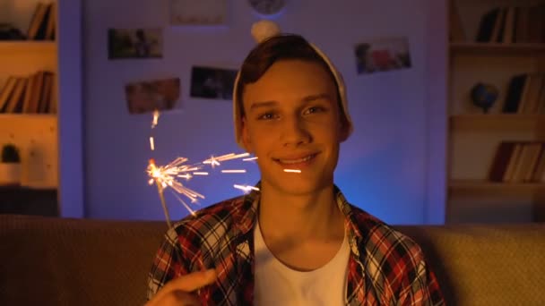 Divertido Adolescente Sosteniendo Luces Bengala Sonriendo Cámara Solo Navidad — Vídeo de stock