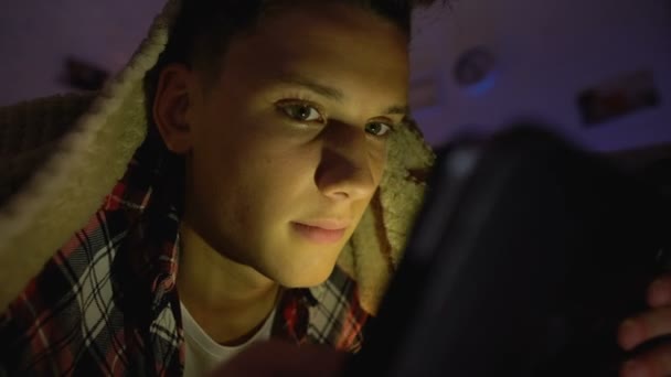 Adolescente Deitado Sob Cobertor Jogando Jogo Tablet Vício Gadget — Vídeo de Stock