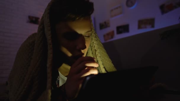 Adolescente Stanco Navigare Internet Scheda Invece Dormire Sdraiato Sotto Coperta — Video Stock