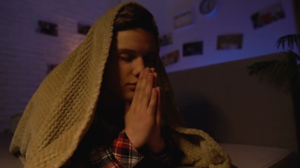 Adolescente Religioso Rezando Cubierto Manta Creencia Dios Sectarismo — Vídeos de Stock