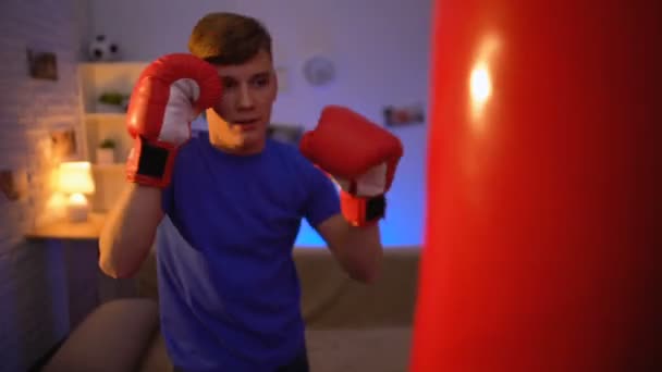 Adolescente Guantes Saco Boxeo Perforación Soñando Con Convertirse Boxeador Fitness — Vídeo de stock