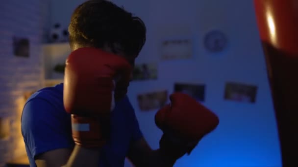Cansado Estudiante Adolescente Practicando Box Saco Boxeo Reducir Estrés Mantenerse — Vídeo de stock