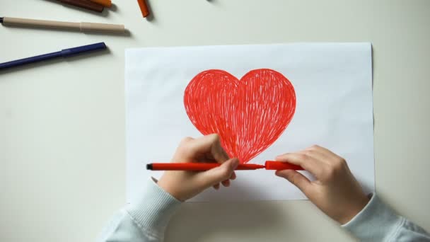 Ребенок Рисует Красное Сердце Кладет Деревянные Кубики Словом Любви Настоящие — стоковое видео
