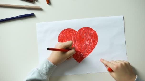孩子画红心 把用木制立方体做的情话放在两侧 — 图库视频影像