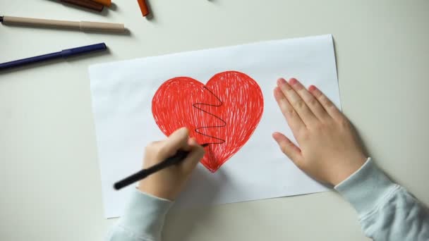 Μικρό Παιδί Ζωγραφική Σπασμένη Καρδιά Έννοια Σκληρότητα Και Οικογενειακά Προβλήματα — Αρχείο Βίντεο