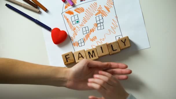 Enfant Tenant Main Personne Adulte Mot Famille Fabriqué Partir Cubes — Video