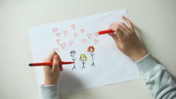 Ребенок Рисует Семью Ставит Знак Сердца Мечтает Любви Заботе — стоковое видео