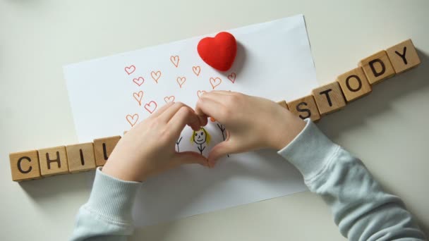 儿童监护短语和心脏标志由手在家庭绘画 — 图库视频影像