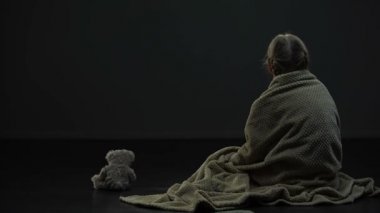 Sarılma ve oyuncak ayı, yalnızlık backview kapsayan ekose oldukça küçük çocuk