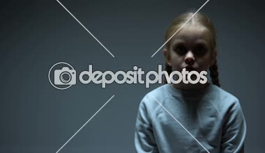 Çocuk çığlık ve yanıp sönen ışıklar, saldırı, savaş dehşete üzerinden gözlerini kapatma