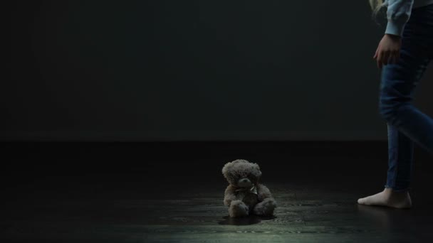 Красива Маленька Дівчинка Бере Обіймає Плюшевого Ведмедя Самотня Дитина Потребує — стокове відео